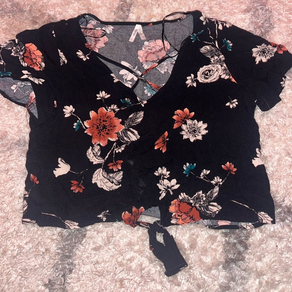 A very cute top! Only worn a few times! Let me know if you want more pictures:)